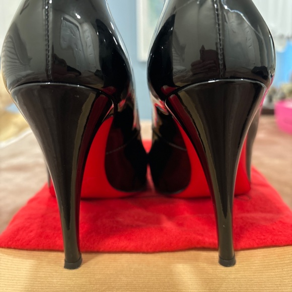 Christian Louboutin - Picture 5 of 7